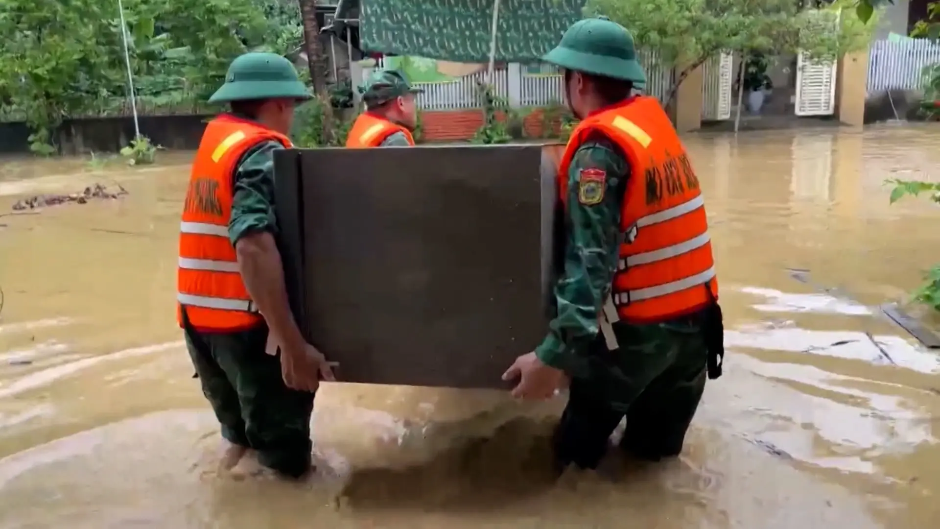 Bộ đội Biên phòng giúp dân khắc phục hậu quả mưa lũ